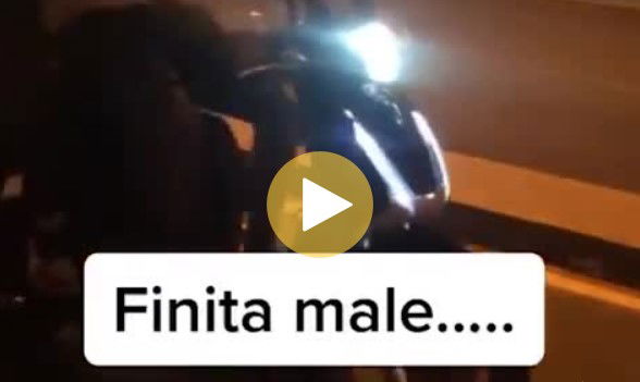 Sul motorino con una ruota si schianta a terra: il video dell’incidente a Napoli preview