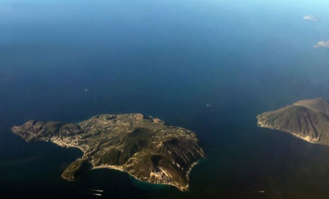L’invasione dei barconi di turisti alle Eolie che vanno a ballare a Covid Street article-post
