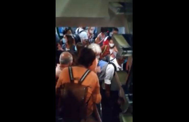 L’assembramento senza regole nel porto di Civitavecchia preview