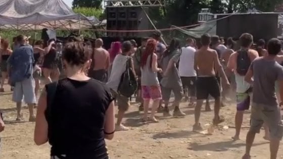 Il video del rave abusivo con 1500 ragazzi a Spino d’Adda preview