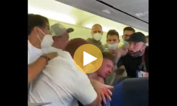 La rissa sul volo Amsterdam Ibiza per il passeggero che non voleva la mascherina La rissa sul volo Amsterdam Ibiza per il passeggero che non voleva la mascherina