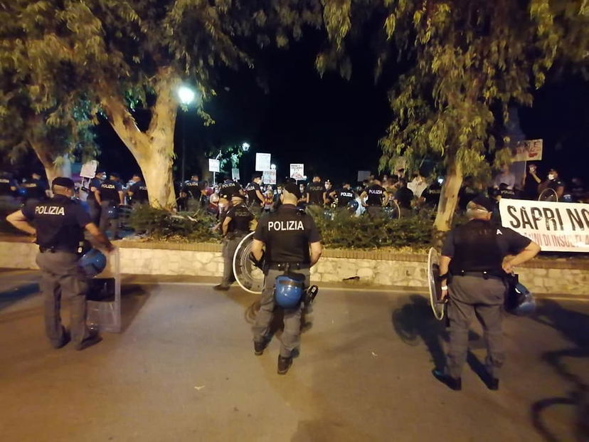 Quanti poliziotti ci sono voluti per fermare i contestatori di Salvini a Sapri? preview