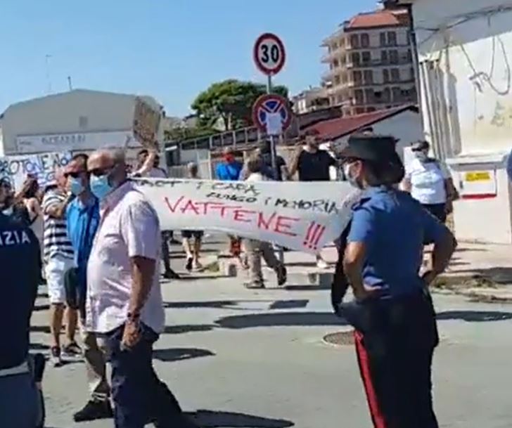 Come Salvini “censura” la contestazione a Crotone preview