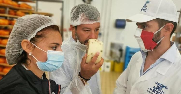 salvini senza mascherina fabbrica di yogurt varese ligure lega cancella tutto 2