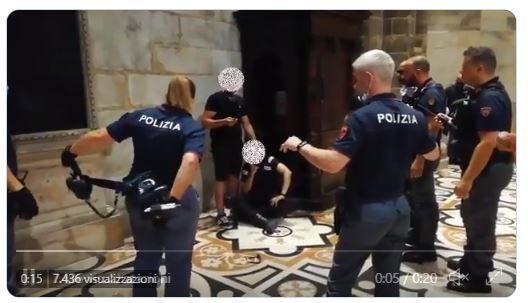Il video dell’uomo con il coltello e l’ostaggio fermato dalla polizia nel Duomo di Milano preview
