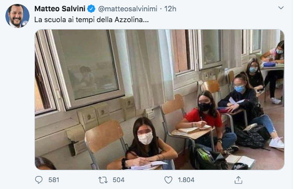Salvini e la foto degli studenti seduti per terra (ma sui vetri c’è il riflesso dei banchi) Salvini e la foto degli studenti seduti per terra (ma sui vetri c’è il riflesso dei banchi)