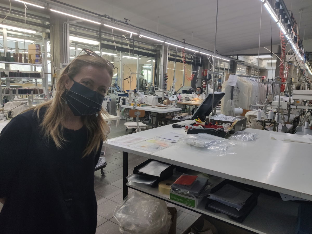 Giorgia Meloni dopo la figuraccia della Sop di Polignano ostenta la mascherina in visita all’azienda Peserico article-post