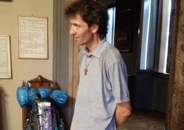 Il sindaco di Como che dichiara il lutto per don Roberto è lo stesso che lo multava perché sfamava i poveri article-post