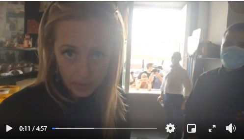 Perché Giorgia Meloni è senza mascherina nel locale dove si prepara la pizza? preview