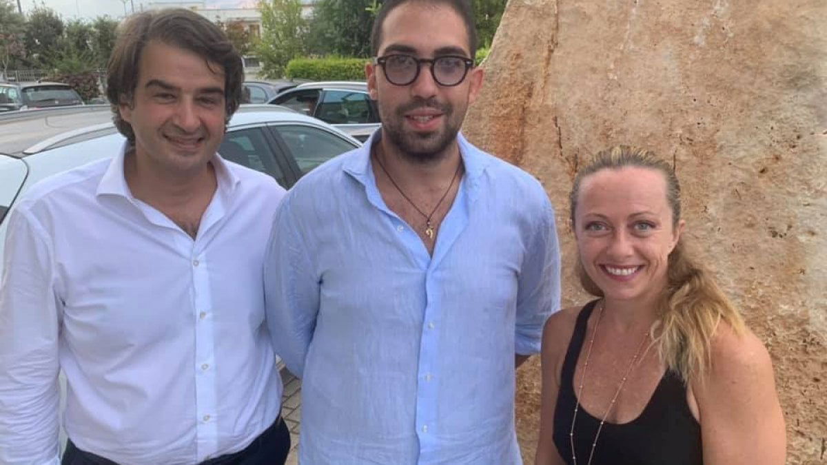 La visita senza mascherina di Giorgia Meloni alla fabbrica di Polignano dove c’è un focolaio article-post