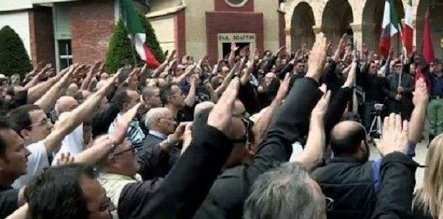 Imbrattata e ricoperta di spazzatura l’auto di un cronista de “L’Espresso” article-post