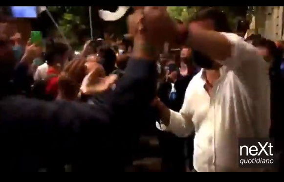 Quanto Coronavirus si può diffondere quando Salvini dà la mano a tutti? preview