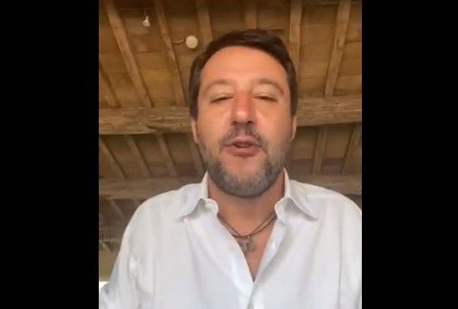 Salvini si arrabbia perché hanno preso il telefono della ex moglie con le foto della figlia article-post