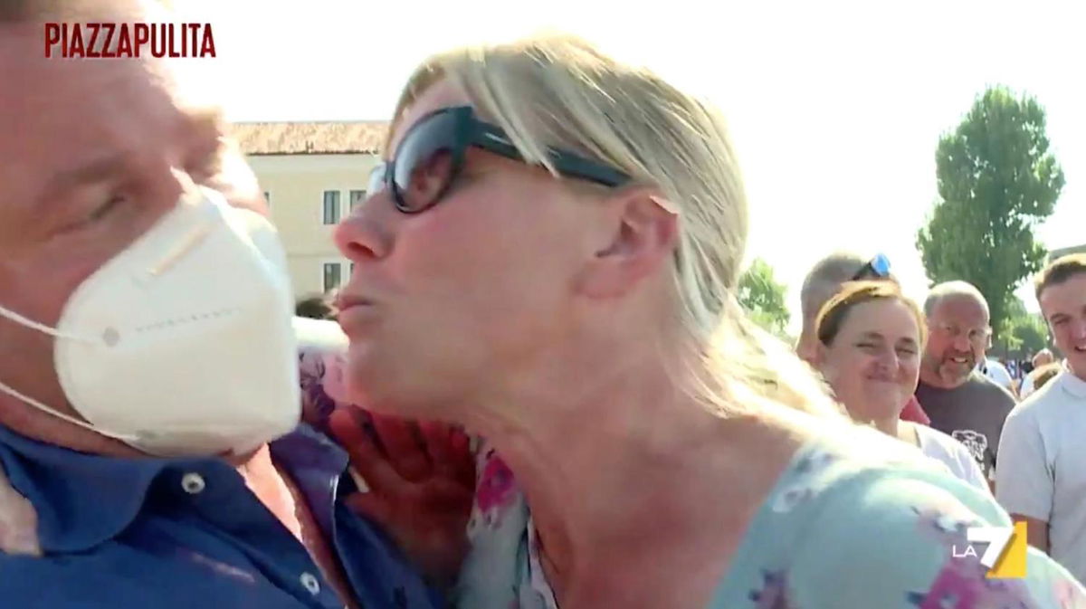 Sara Cunial ridacchia per la mascherina e poi prova a baciare l’inviato di Piazzapulita article-post