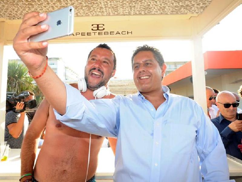 La gaffe di Toti e “la nave che sta costruendo la diga”. Ma è una fake news article-post