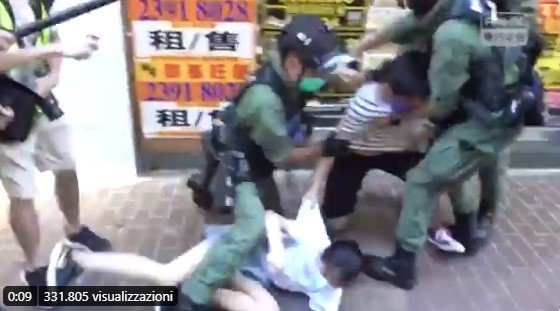 video dodicenne hong kong buttata a terra polizia pamela