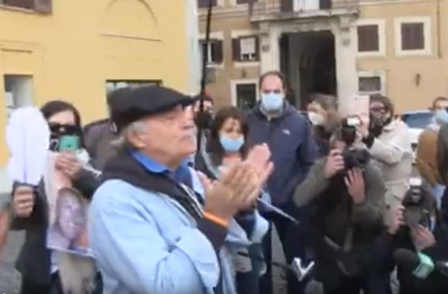 Enrico Montesano fermato senza mascherina dalla polizia article-post