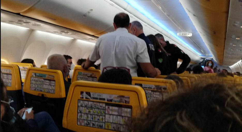 Il tizio che fa ritardare l’aereo di un’ora perché non vuole la mascherina (lo hanno cacciato) article-post