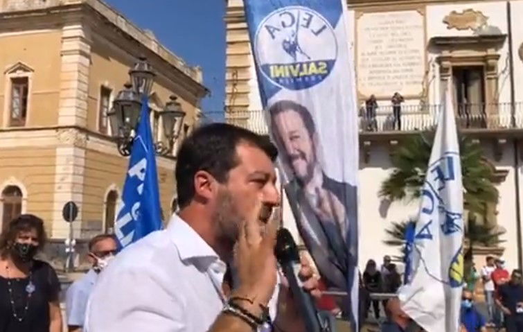 Salvini contestato a Augusta (e non rispetta l’ordinanza sull’obbligo di mascherina) preview