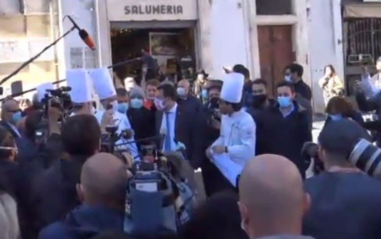 Salvini contestato dai ristoratori va via dopo 15 minuti article-post