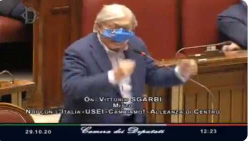 Sgarbi dà del fascista a Fico perché gli ha chiesto di mettere bene la mascherina preview
