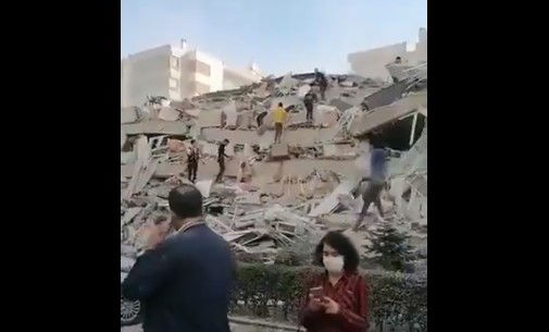 I crolli a Smirne dopo il terremoto article-post