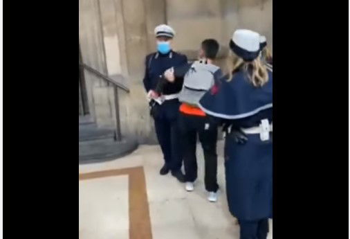 I vigili insultati per la donna fermata senza mascherina a Firenze article-post