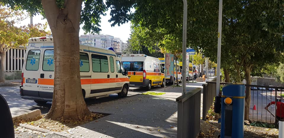 Le ambulanze in attesa davanti al pronto soccorso di Sassari multate article-post