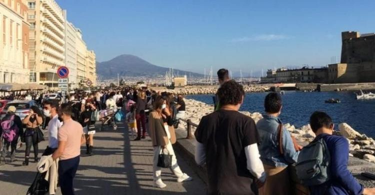 lungomare napoli assembramenti video