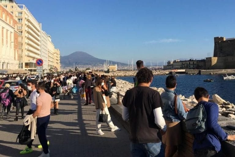 Il lungomare di Napoli pieno mentre la Campania rischia la zona rossa article-post