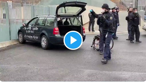 L’auto che si schianta contro il cancello della Cancelleria di Angela Merkel a Berlino article-post