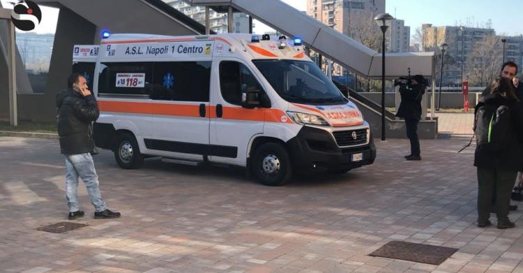 esalazioni ambulanza calci e pugni san giovanni a teduccio