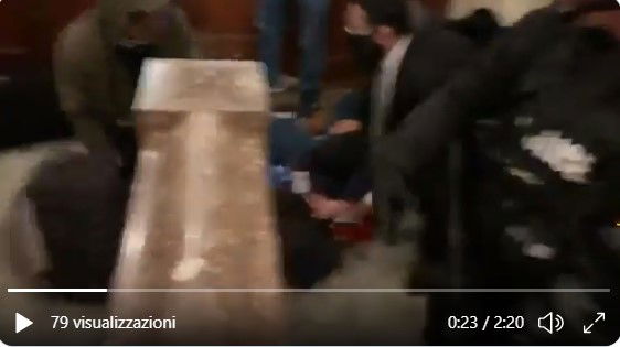 Ashli Babbit: il video del momento in cui viene colpita article-post