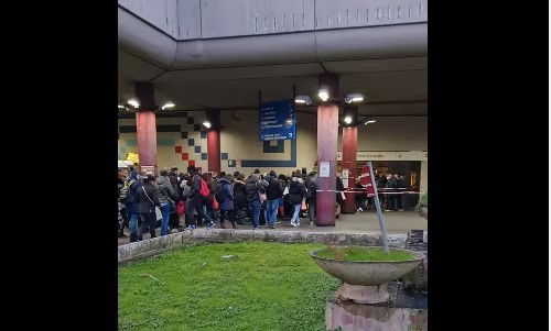Metro Anagnina: gli assembramenti fuori fermata per evitare assembramenti sulle banchine article-post