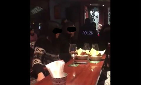 “Fuori, fuori!”: ristoratori e clienti cacciano la polizia dal locale preview