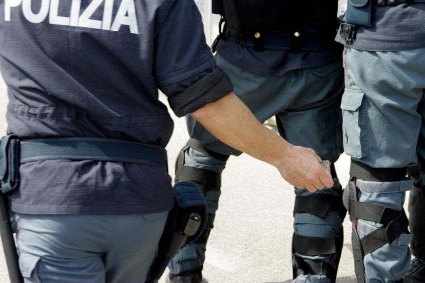L’uomo che aggredisce la compagna e si getta dal quinto piano per sfuggire alla polizia article-post
