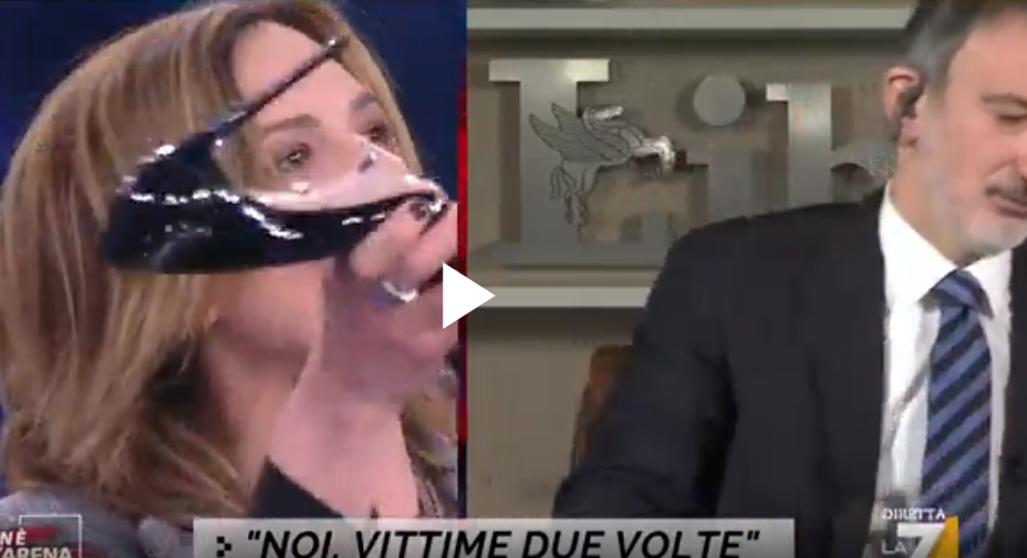 La sfuriata di Asia Argento contro Senaldi: “Ti infilo un tacco in bocca” article-post