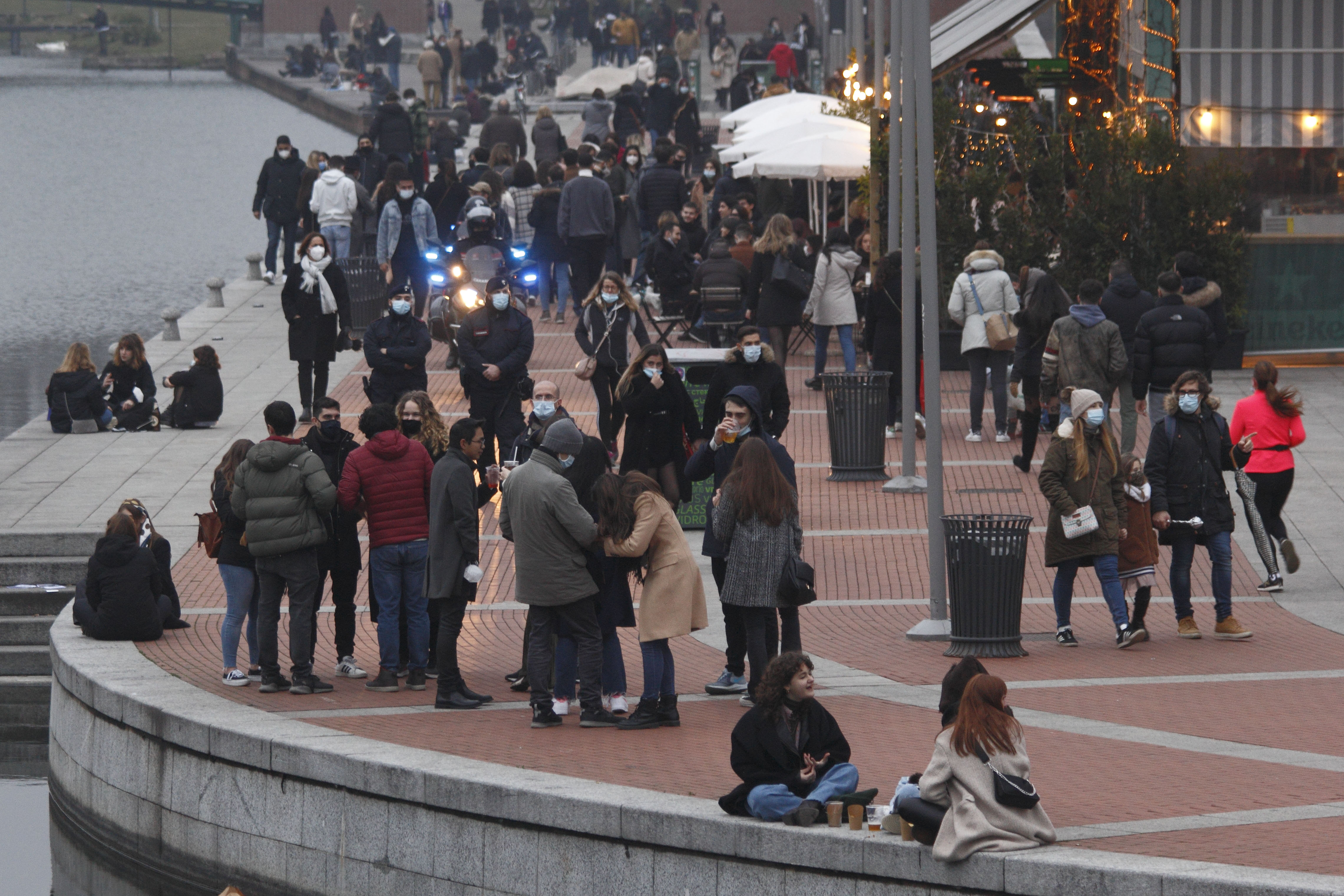 MILANO darsena dei Navigli piena di gente