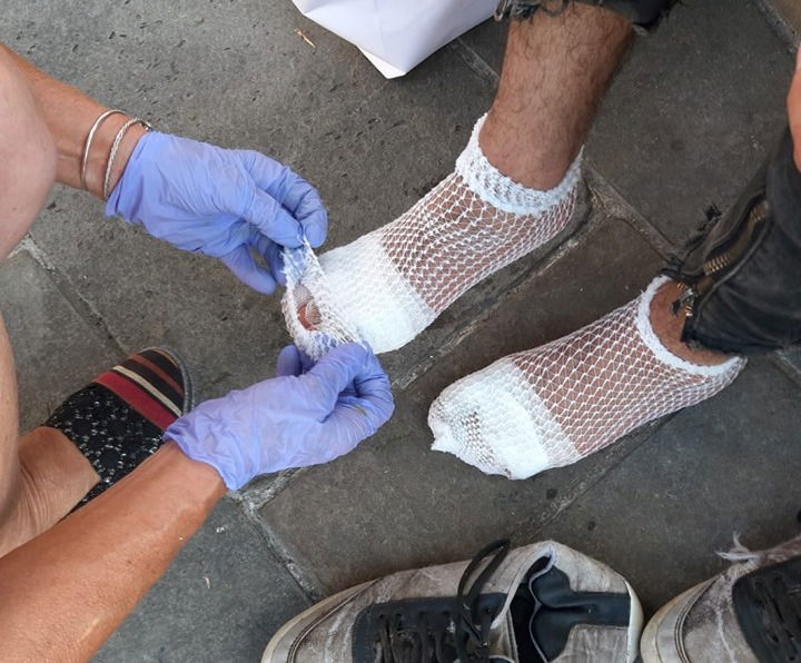 Curano i piedi dei migranti della rotta balcanica, ma per la polizia “favoriscono l’immigrazione clandestina” article-post