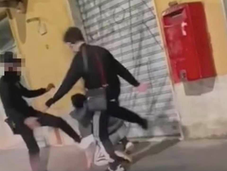 Risultato immagini per torre del greco aggressione video