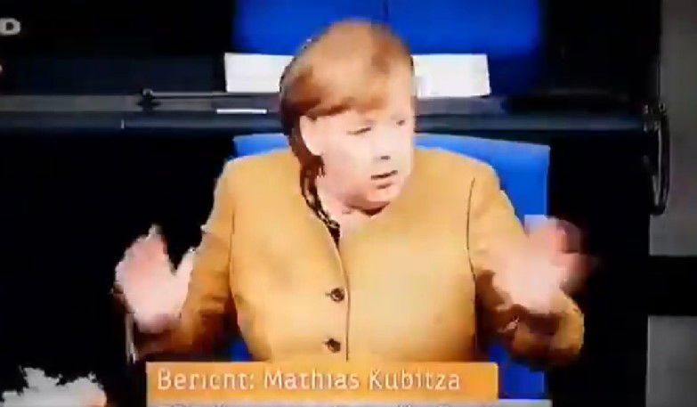 La faccia che fa Angela Merkel quando si accorge che non ha la mascherina | VIDEO article-post