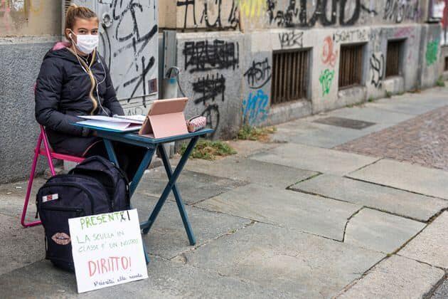 “Tesoro di mamma vai da un terapeuta”: gli insulti dei prof ad Anita, la ragazzina che vuole andare a scuola anche a giugno article-post
