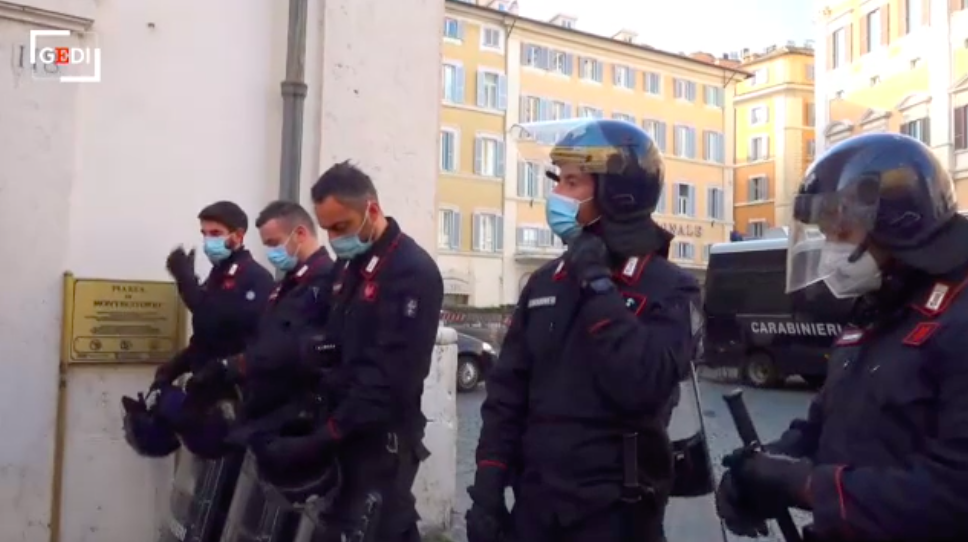 I carabinieri a Montecitorio si son tolti i caschi per omaggiare Iacovacci, non per i ristoratori | VIDEO article-post
