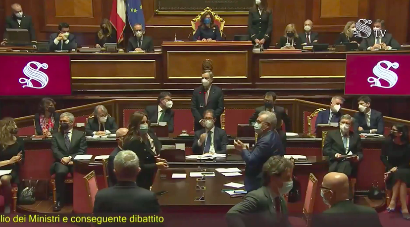 Draghi in Senato emozionato tra gli applausi: “Mi dite voi quando posso sedermi?” | VIDEO preview