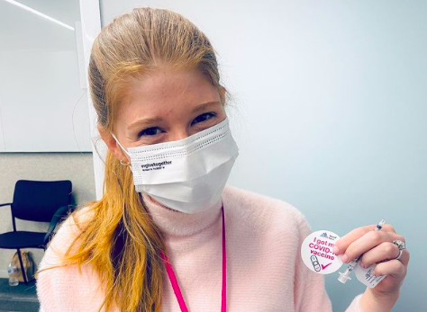 La figlia di Bill Gates si vaccina e sfotte complottisti e novax article-post