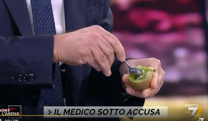 La scenetta di Giletti che mangia il kiwi (e intanto continua a invitare Mariano Amici) – VIDEO article-post