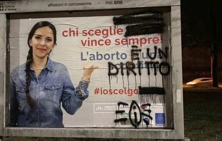 I cartelloni anti-abortisti dei “Pro-vita” a Verona e la meravigliosa risposta delle femministe article-post