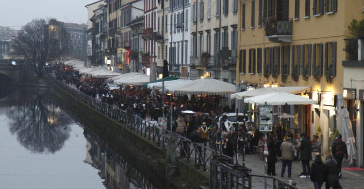 MILANO darsena dei Navigli piena di gente