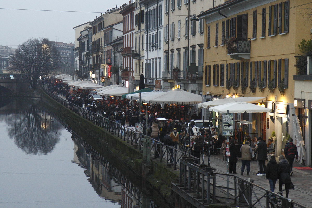 La (debole) difesa del sindaco di Milano Beppe Sala sugli assembramenti ai Navigli article-post