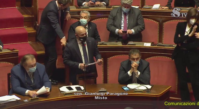 Il delirio di Paragone che dà a Draghi dell’incappucciato ed equipara l’euro al Muro di Berlino | VIDEO preview